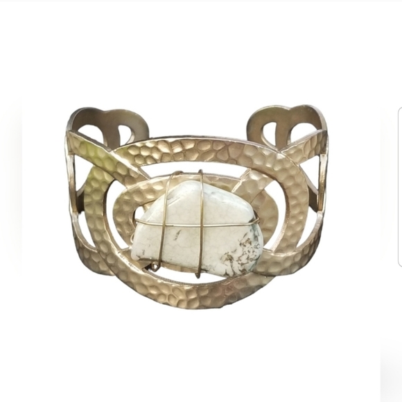 Vintage Jewelry - VINTAGE BRUTALIST STYLE HAMMERED GOLDTONED & MAGNASITE STONE STATEMENT BRACELET